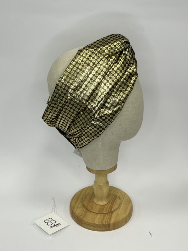 Turban "JUDITH" - NOIR AVEC PAILLETTES DORÉS IMPRIMÉES – Image 2
