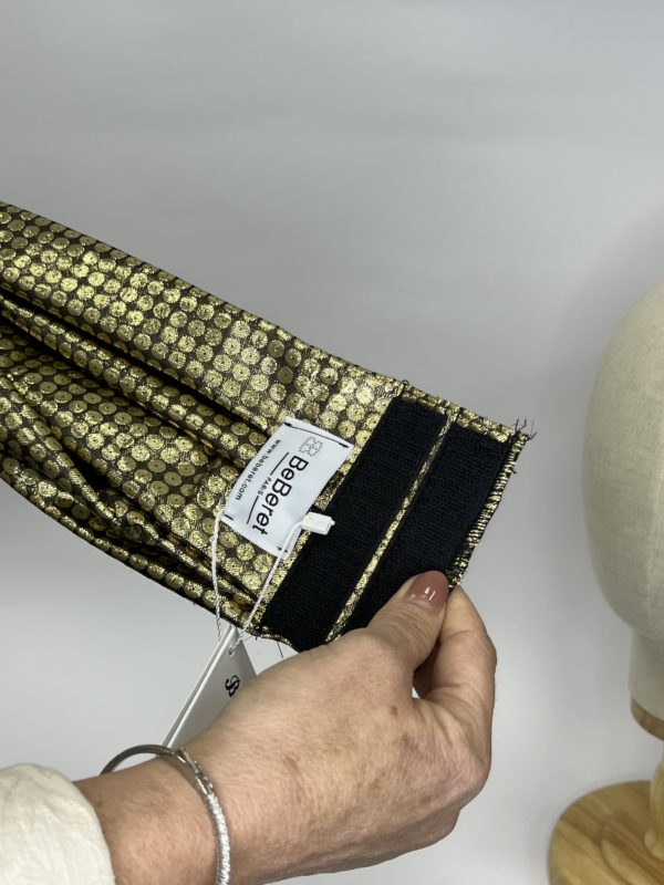 Turban "JUDITH" - NOIR AVEC PAILLETTES DORÉS IMPRIMÉES – Image 3